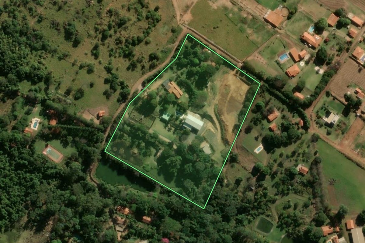 Imagem de satélite do imóvel rural em Indaiatuba (SP), com o contorno declarado no CAR desenhado por cima.