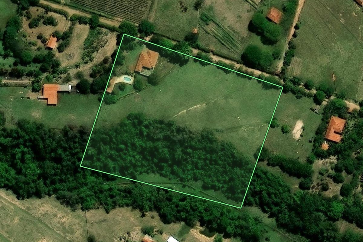Imagem de satélite do imóvel rural em Indaiatuba (SP), com o contorno declarado no CAR desenhado por cima.