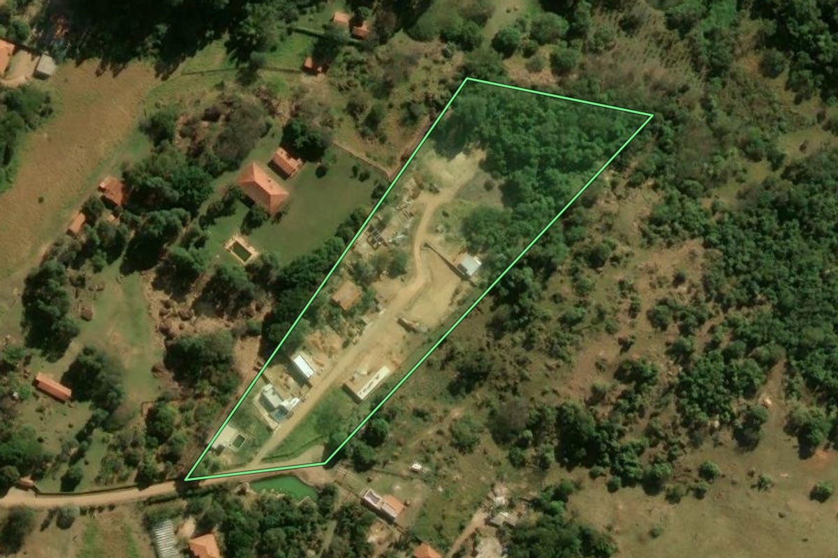 Imagem de satélite do imóvel rural em Indaiatuba (SP), com o contorno declarado no CAR desenhado por cima.