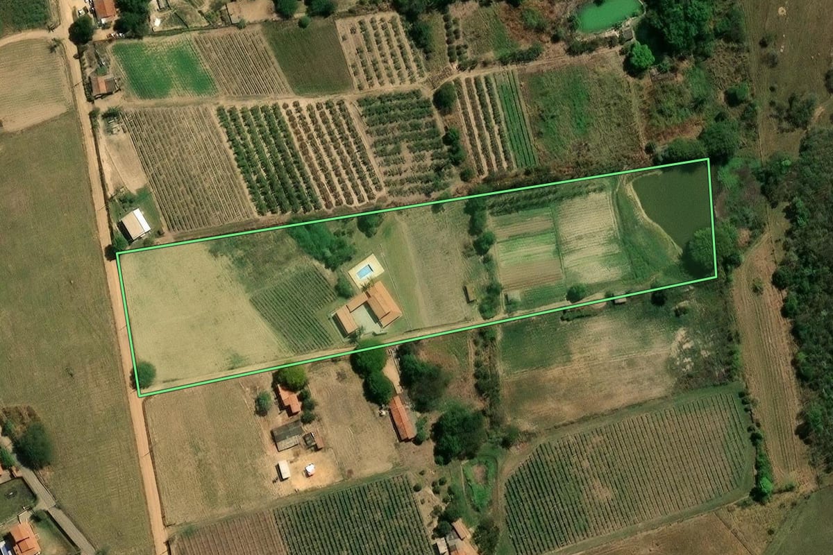 Imagem de satélite do imóvel rural em Indaiatuba (SP), com o contorno declarado no CAR desenhado por cima.