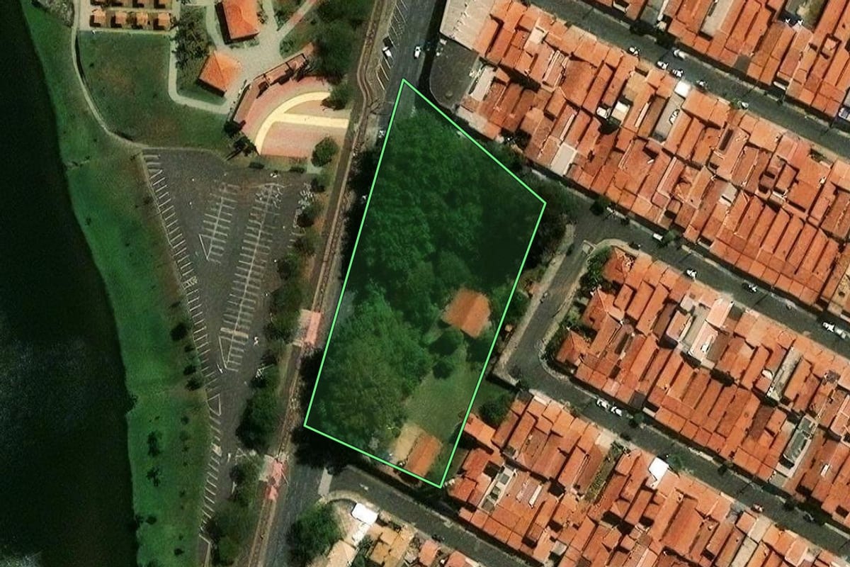 Imagem de satélite do imóvel rural em Indaiatuba (SP), com o contorno declarado no CAR desenhado por cima.