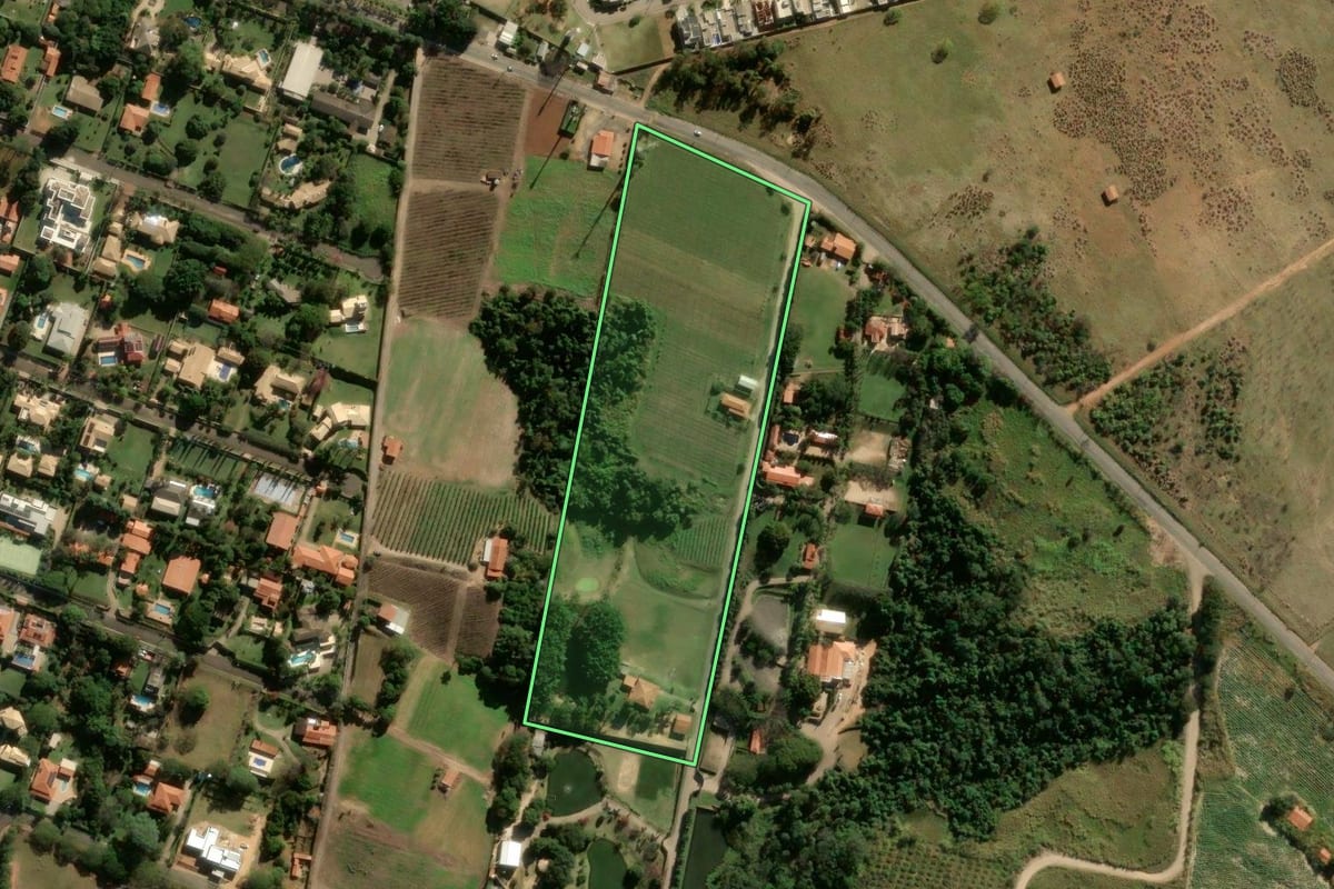 Imagem de satélite do imóvel rural em Indaiatuba (SP), com o contorno declarado no CAR desenhado por cima.