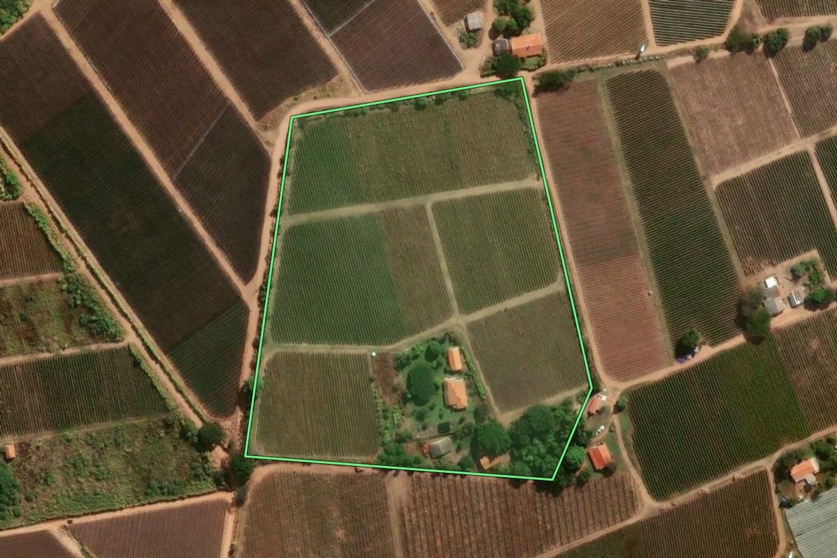 Imagem de satélite do imóvel rural em Indaiatuba (SP), com o contorno declarado no CAR desenhado por cima.