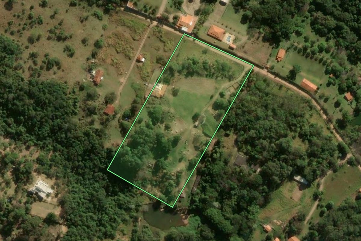Imagem de satélite do imóvel rural em Indaiatuba (SP), com o contorno declarado no CAR desenhado por cima.