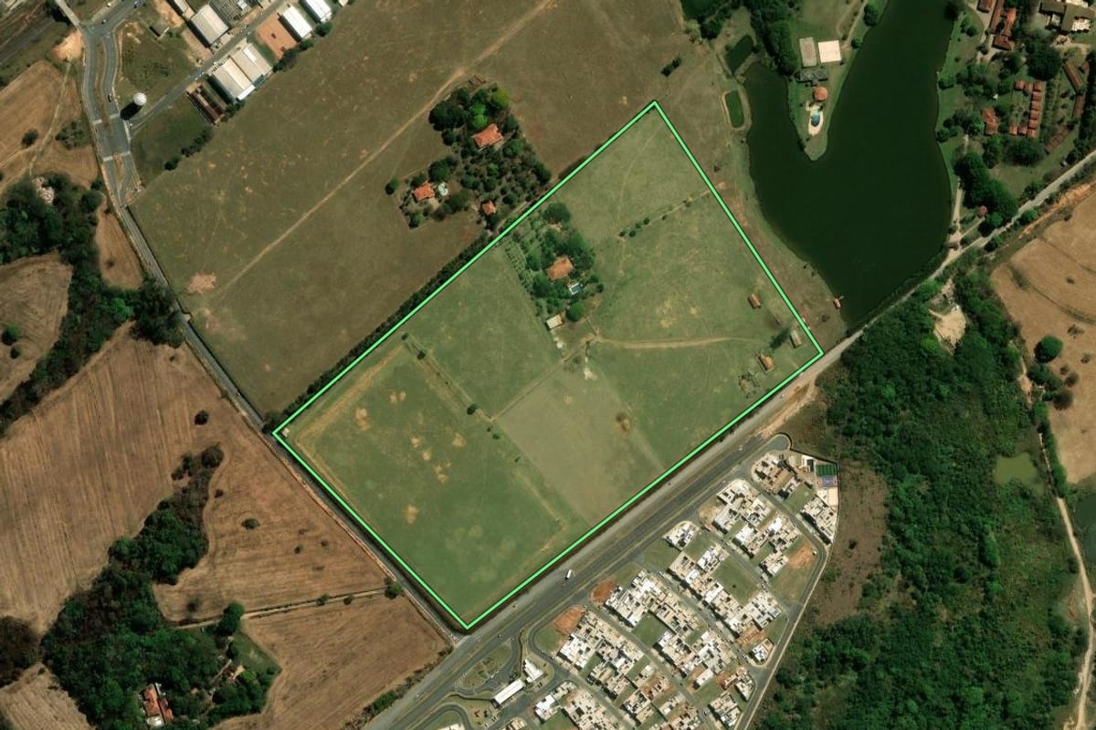 Imagem de satélite do imóvel rural em Indaiatuba (SP), com o contorno declarado no CAR desenhado por cima.