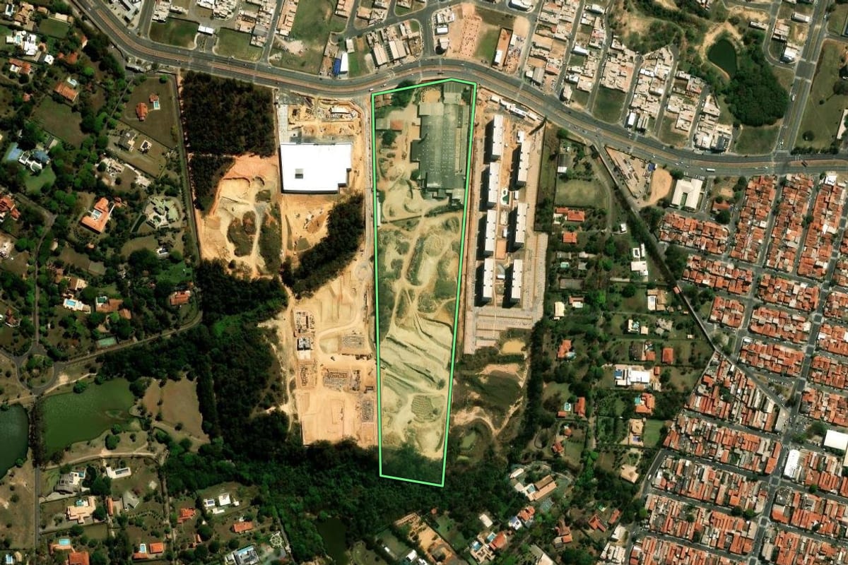 Imagem de satélite do imóvel rural em Indaiatuba (SP), com o contorno declarado no CAR desenhado por cima.