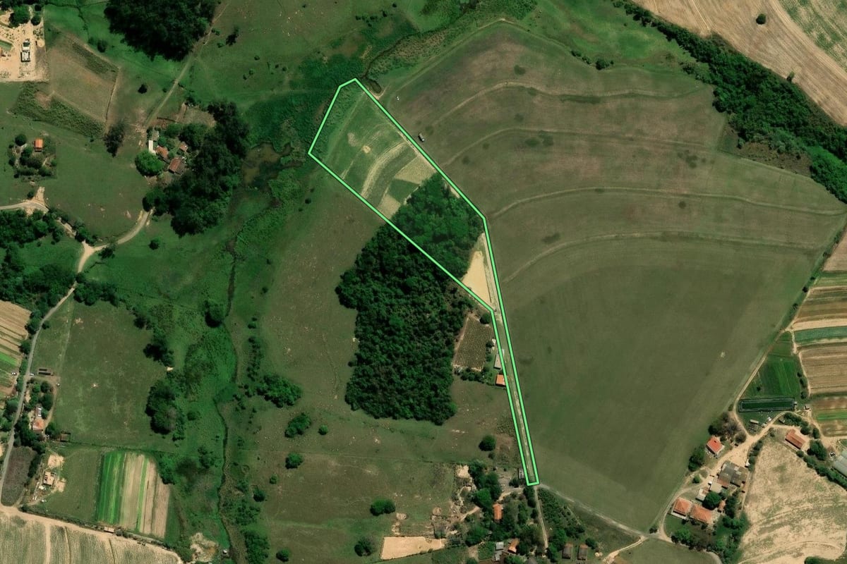 Imagem de satélite do imóvel rural em Indaiatuba (SP), com o contorno declarado no CAR desenhado por cima.