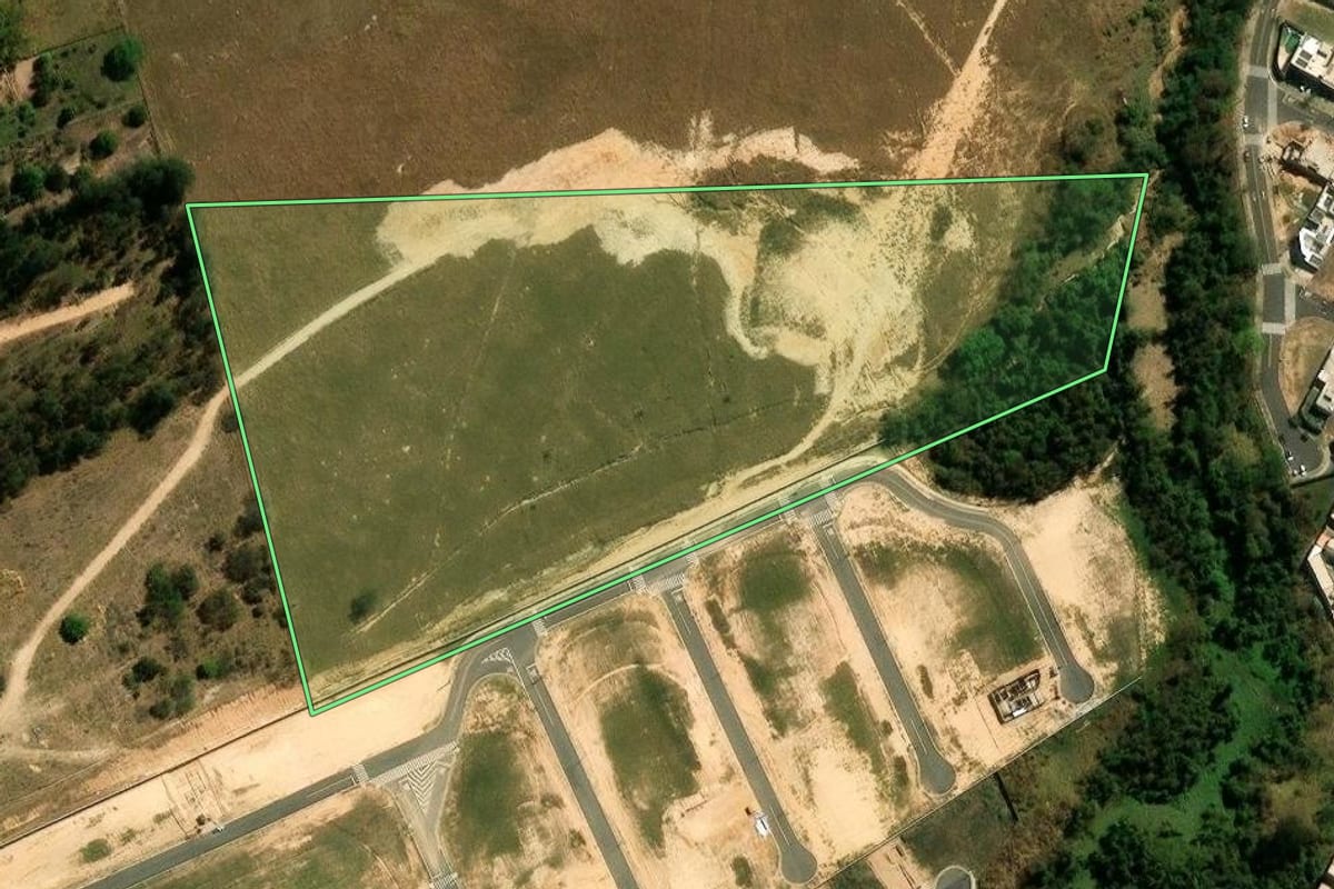 Imagem de satélite do imóvel rural em Indaiatuba (SP), com o contorno declarado no CAR desenhado por cima.