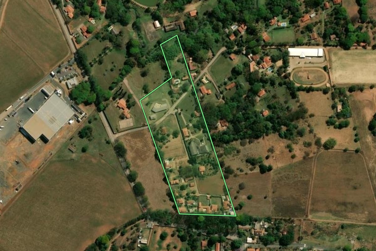 Imagem de satélite do imóvel rural em Indaiatuba (SP), com o contorno declarado no CAR desenhado por cima.