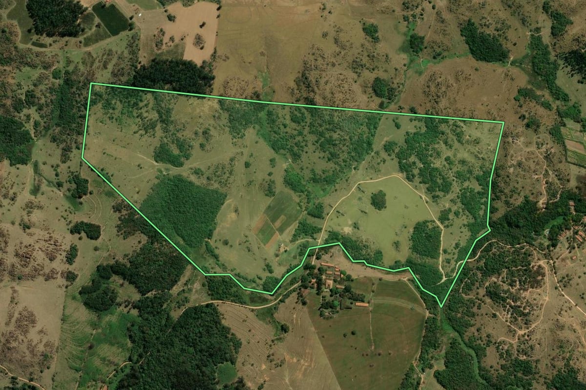 Imagem de satélite do imóvel rural em Indaiatuba (SP), com o contorno declarado no CAR desenhado por cima.