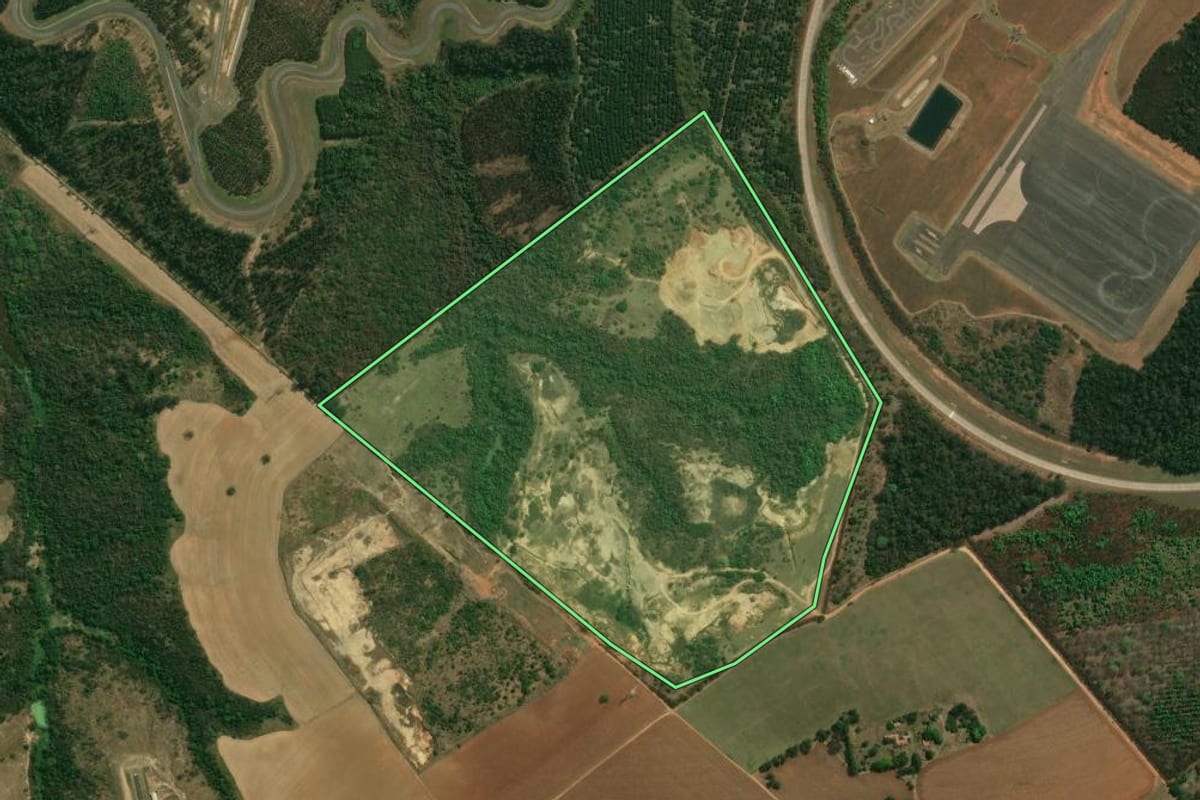 Imagem de satélite do imóvel rural em Indaiatuba (SP), com o contorno declarado no CAR desenhado por cima.
