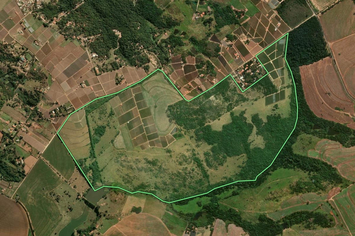 Imagem de satélite do imóvel rural em Indaiatuba (SP), com o contorno declarado no CAR desenhado por cima.