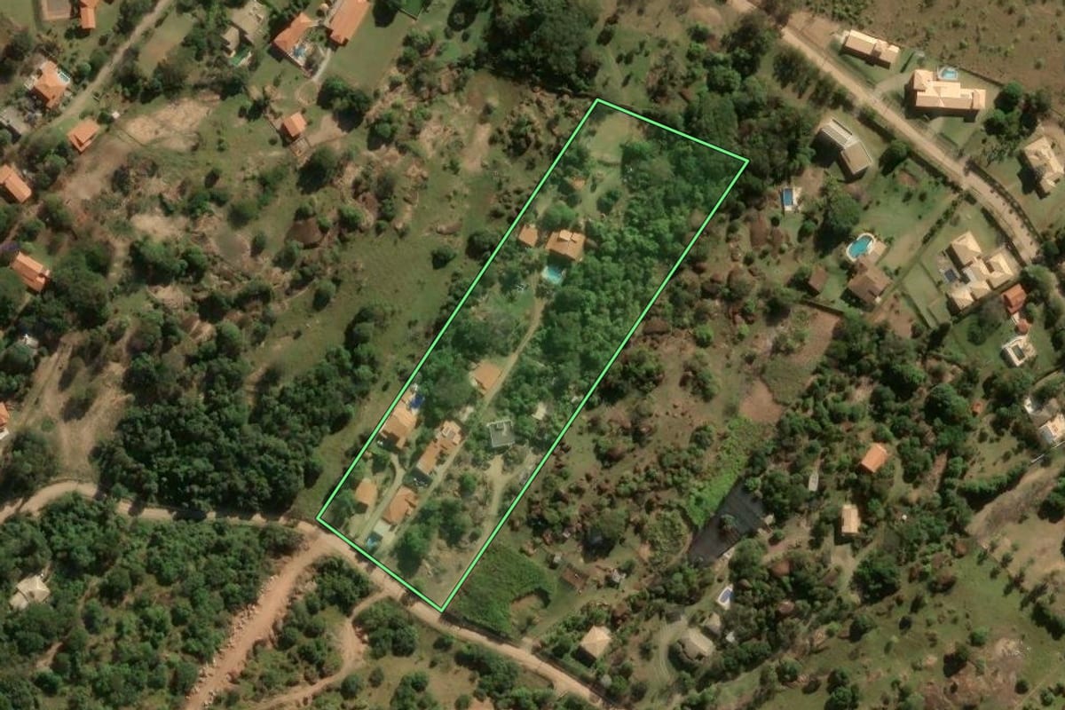 Imagem de satélite do imóvel rural em Indaiatuba (SP), com o contorno declarado no CAR desenhado por cima.