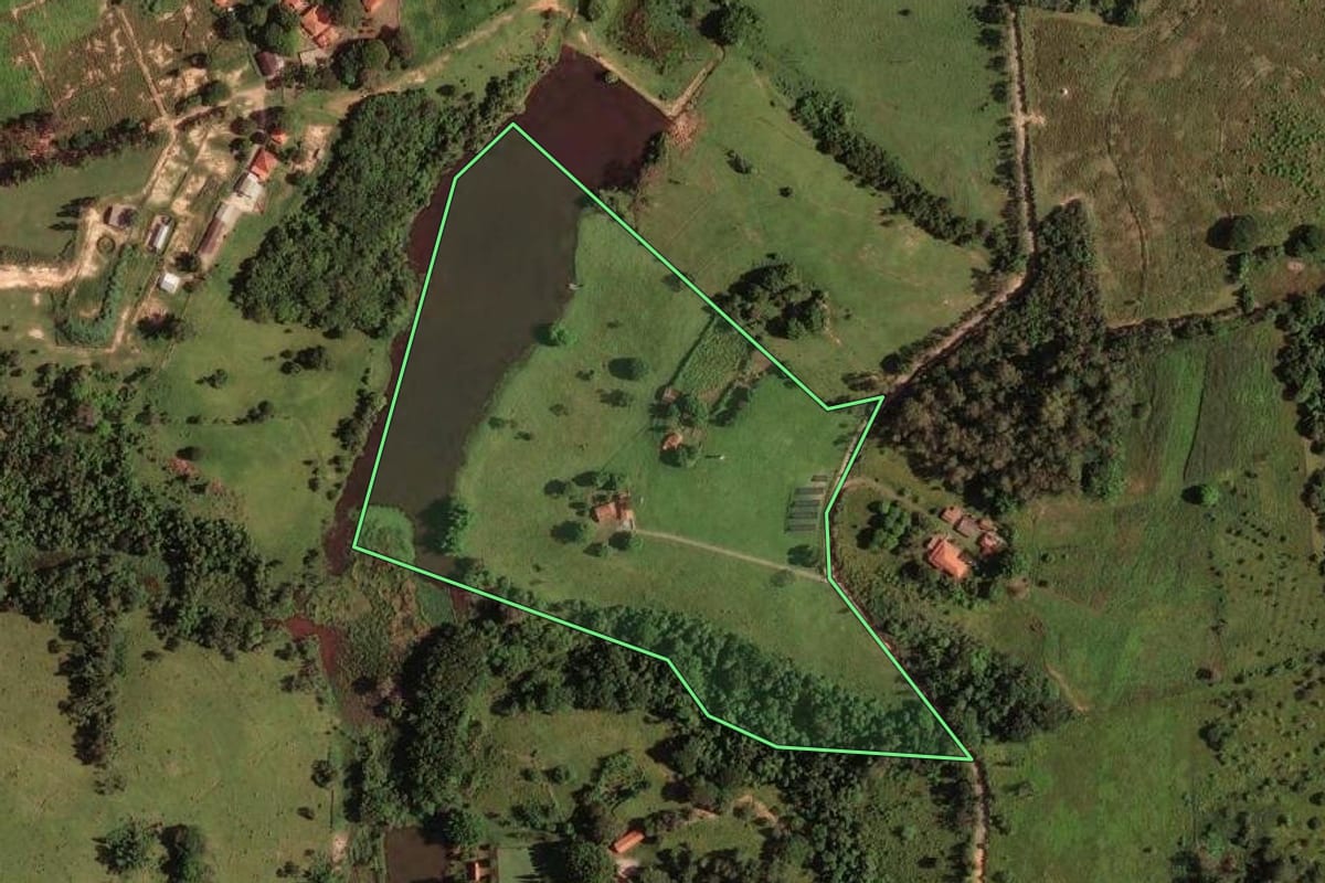 Imagem de satélite do imóvel rural em Indaiatuba (SP), com o contorno declarado no CAR desenhado por cima.