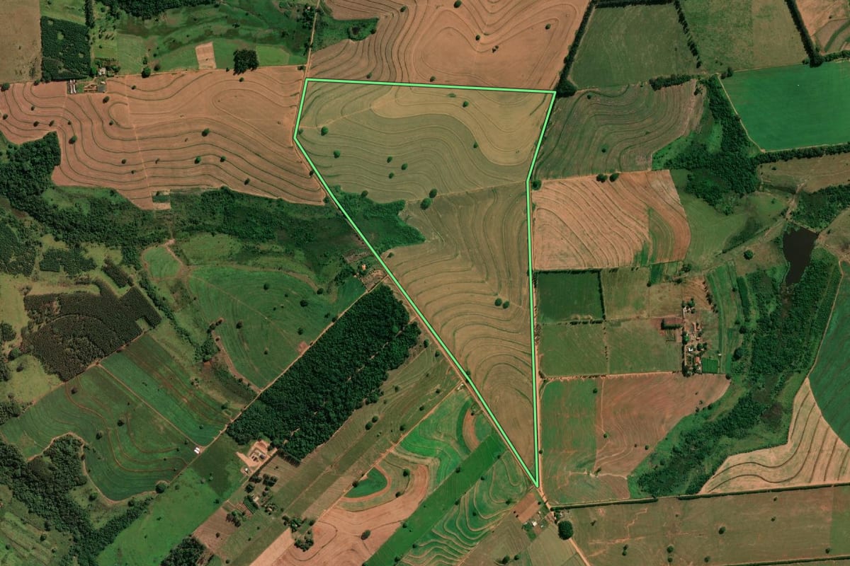Imagem de satélite do imóvel rural em Indiana (SP), com o contorno declarado no CAR desenhado por cima.