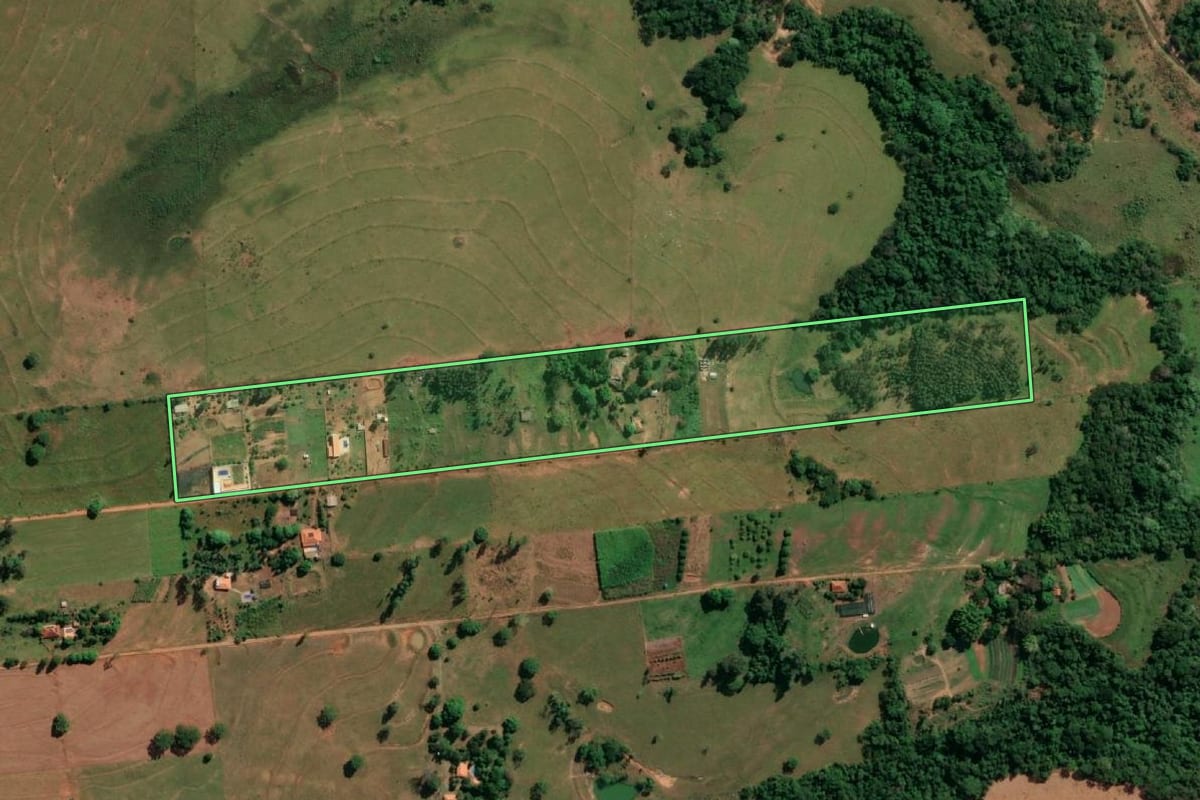 Imagem de satélite do imóvel rural em Indiana (SP), com o contorno declarado no CAR desenhado por cima.