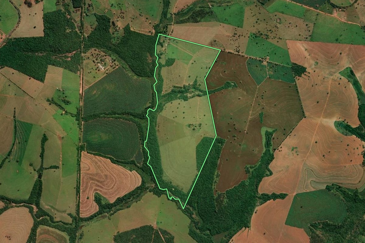 Imagem de satélite do imóvel rural em Indiana (SP), com o contorno declarado no CAR desenhado por cima.