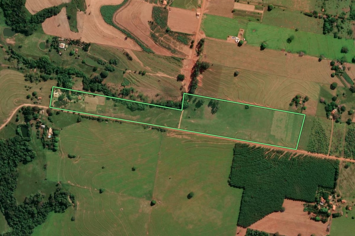 Imagem de satélite do imóvel rural em Indiana (SP), com o contorno declarado no CAR desenhado por cima.
