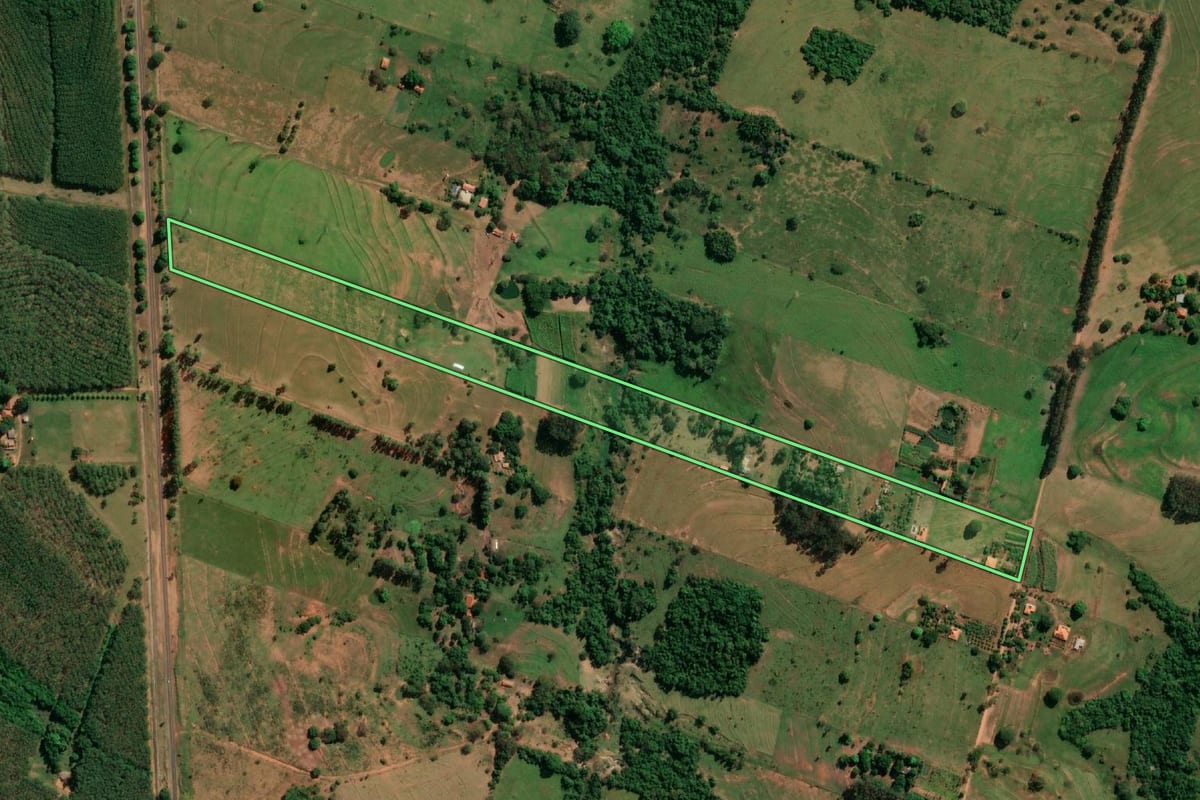 Imagem de satélite do imóvel rural em Indiana (SP), com o contorno declarado no CAR desenhado por cima.