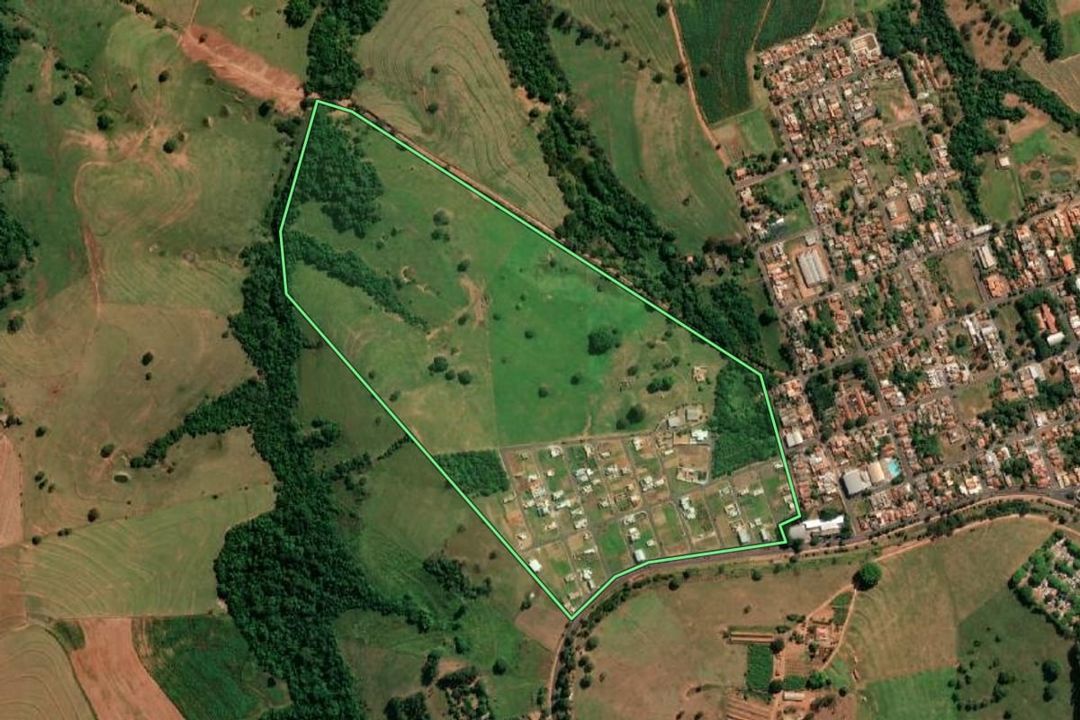 Imagem de satélite do imóvel rural em Indiana (SP), com o contorno declarado no CAR desenhado por cima.
