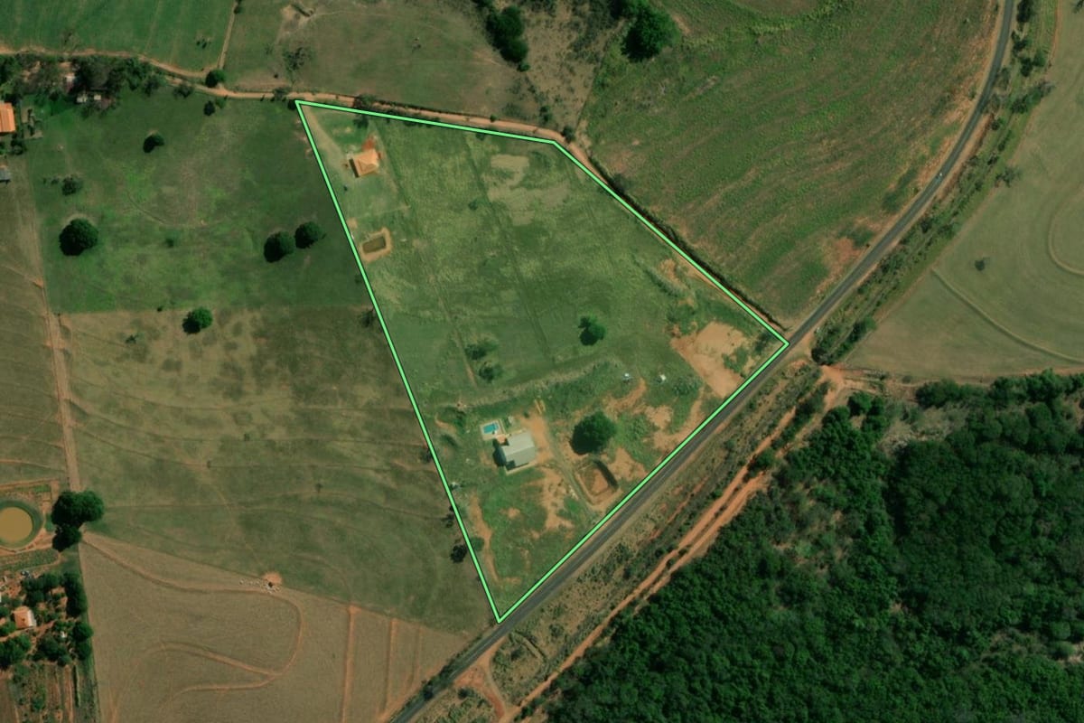 Imagem de satélite do imóvel rural em Indiana (SP), com o contorno declarado no CAR desenhado por cima.