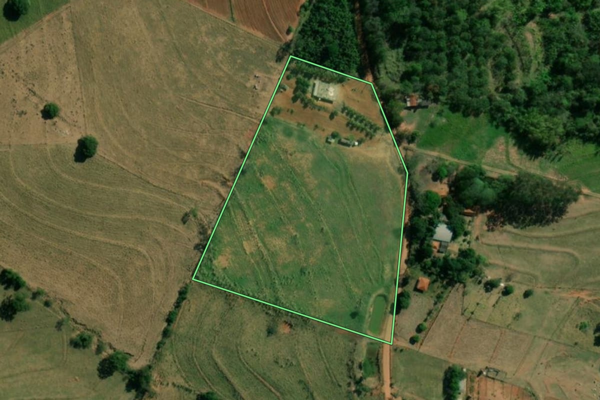 Imagem de satélite do imóvel rural em Indiana (SP), com o contorno declarado no CAR desenhado por cima.