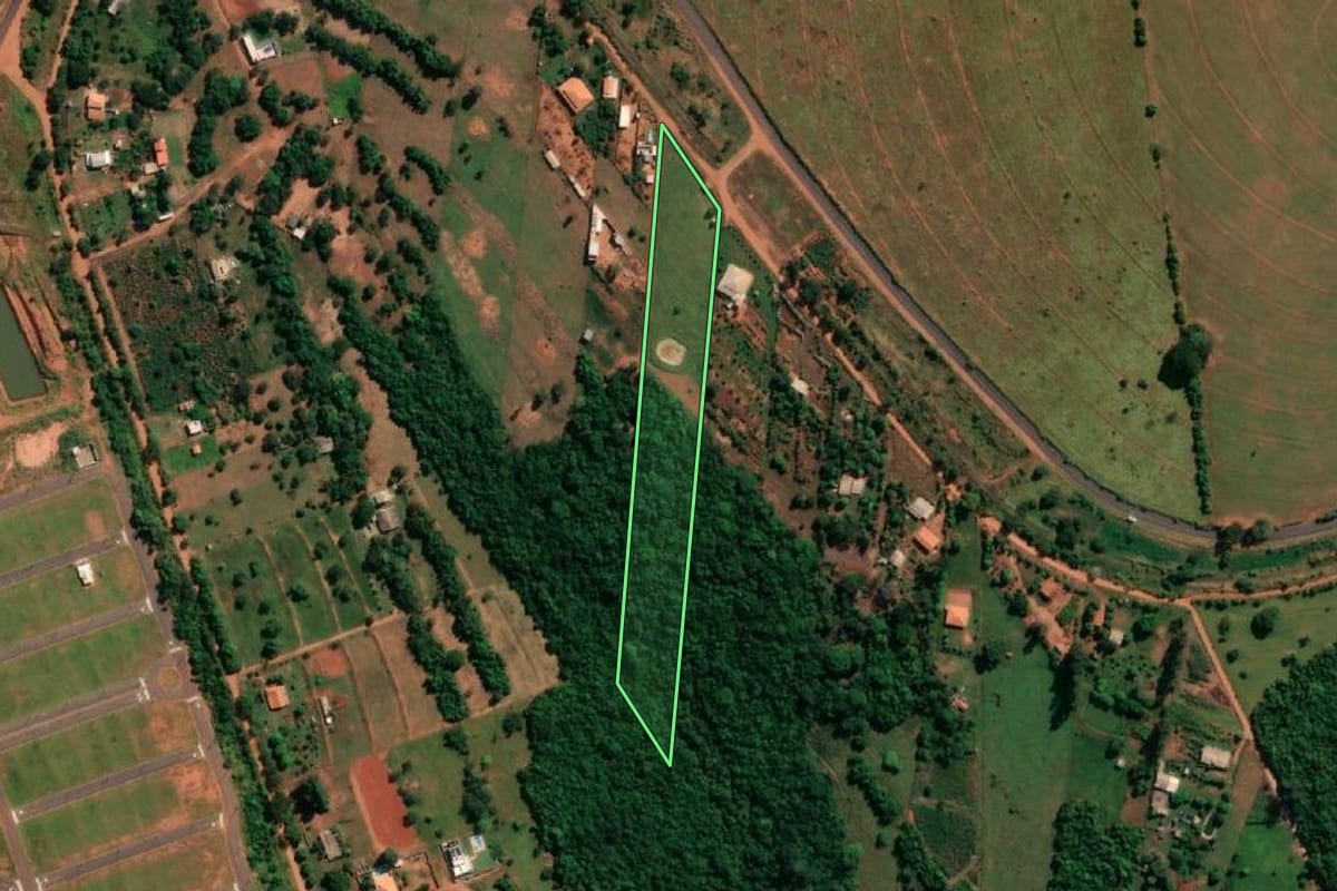 Imagem de satélite do imóvel rural em Indiana (SP), com o contorno declarado no CAR desenhado por cima.