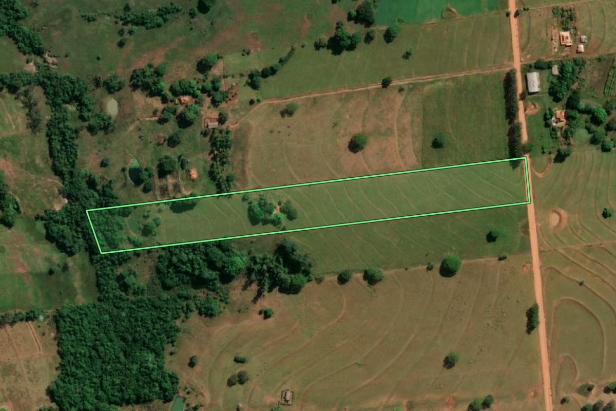Imagem de satélite do imóvel rural em Indiana (SP), com o contorno declarado no CAR desenhado por cima.
