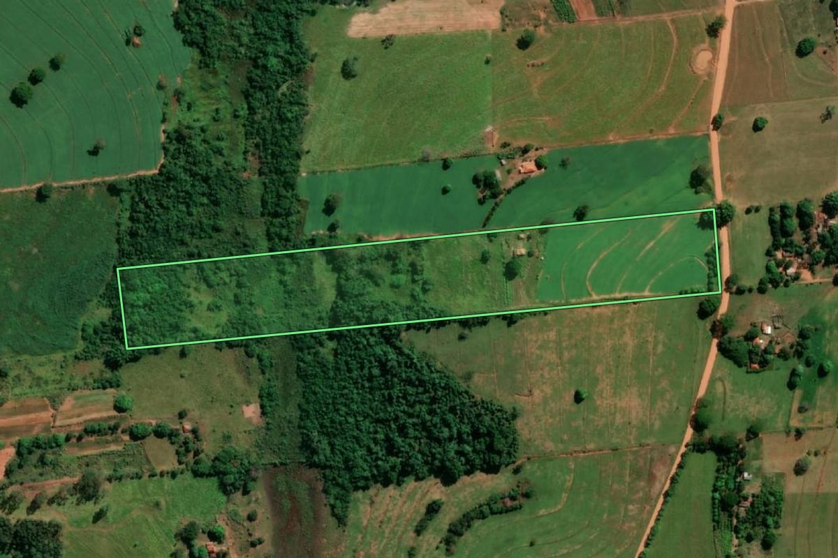 Imagem de satélite do imóvel rural em Indiana (SP), com o contorno declarado no CAR desenhado por cima.