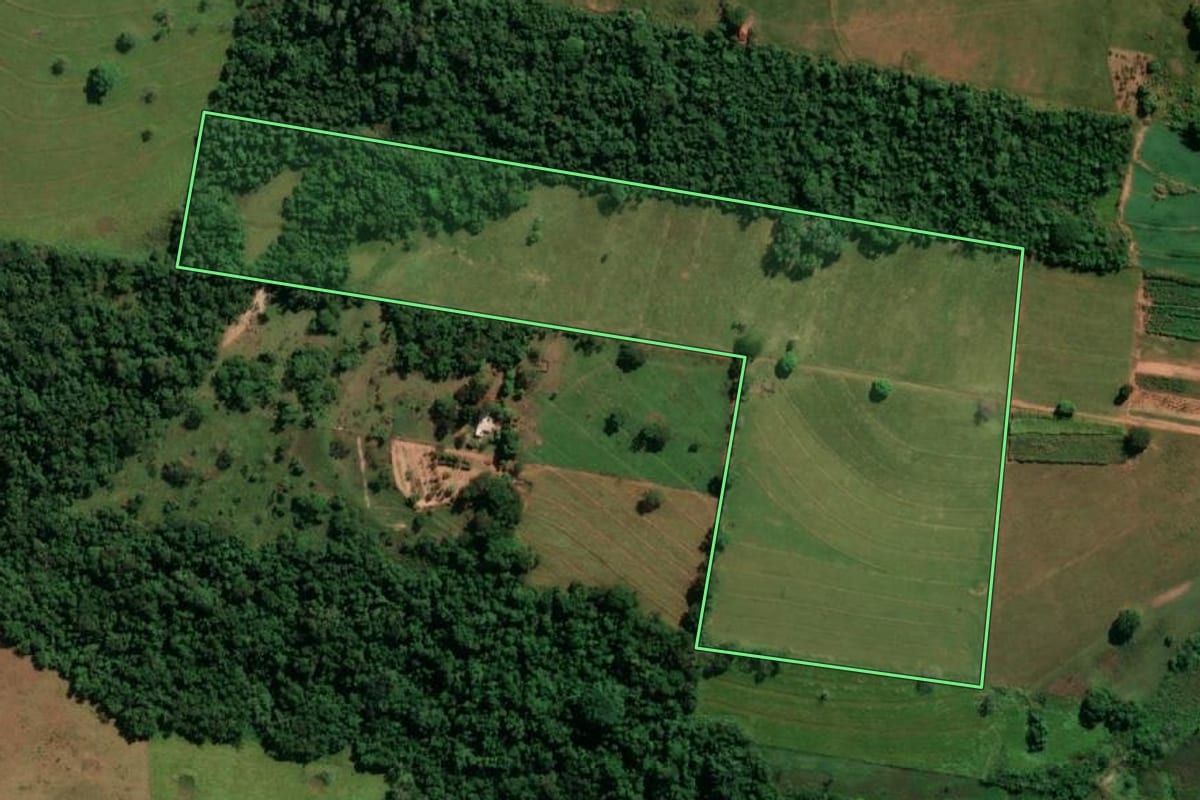 Imagem de satélite do imóvel rural em Indiana (SP), com o contorno declarado no CAR desenhado por cima.