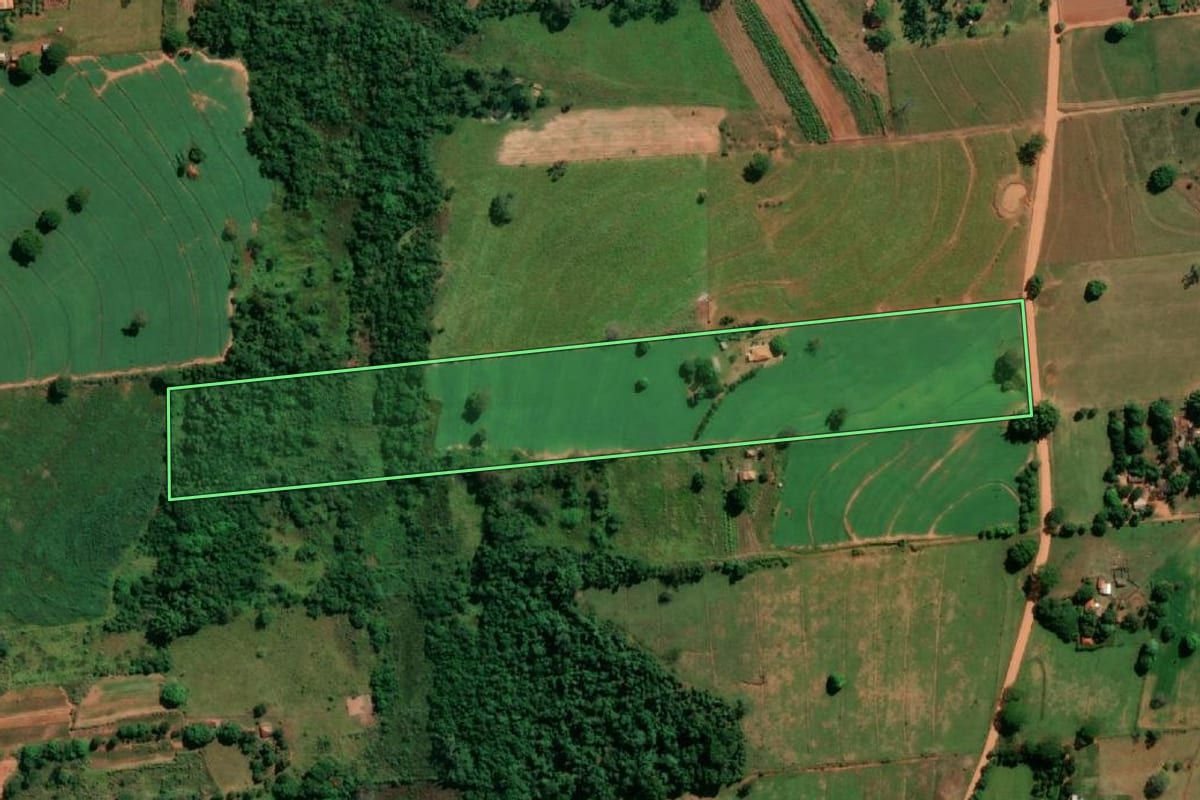 Imagem de satélite do imóvel rural em Indiana (SP), com o contorno declarado no CAR desenhado por cima.
