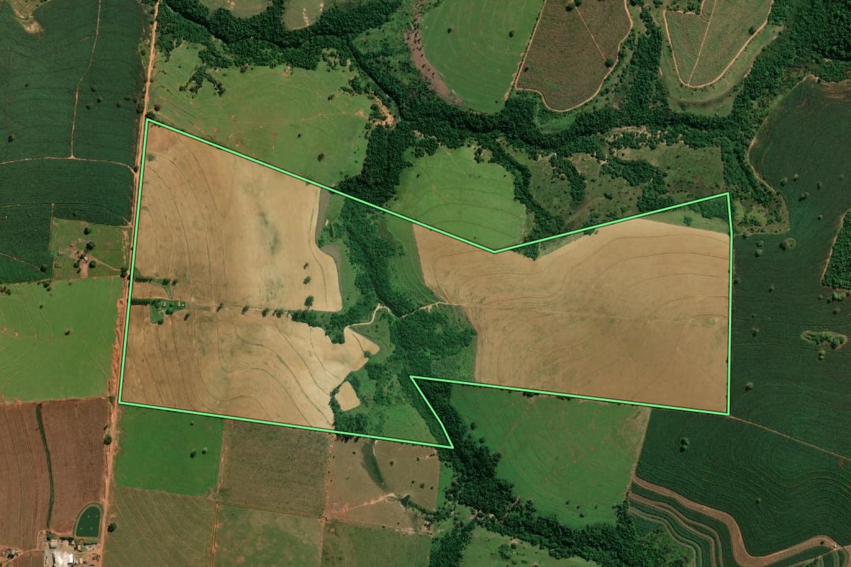 Imagem de satélite do imóvel rural em Indiana (SP), com o contorno declarado no CAR desenhado por cima.