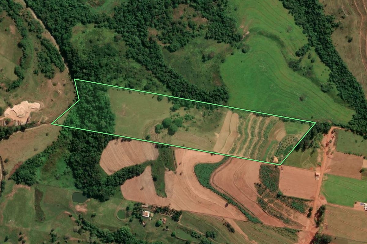 Imagem de satélite do imóvel rural em Indiana (SP), com o contorno declarado no CAR desenhado por cima.