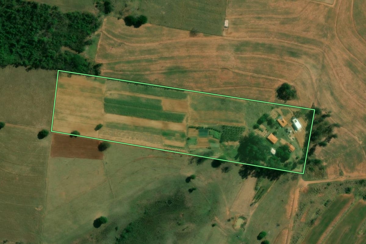Imagem de satélite do imóvel rural em Indiana (SP), com o contorno declarado no CAR desenhado por cima.