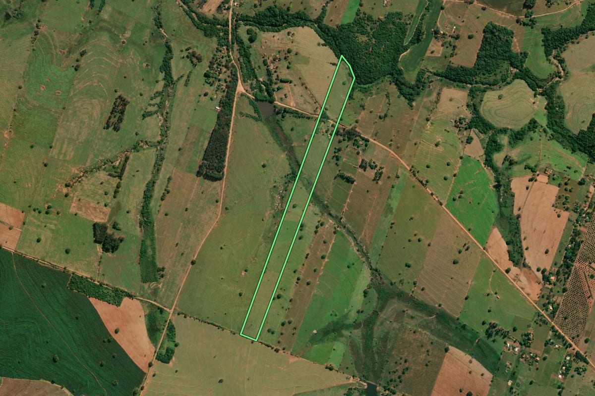 Imagem de satélite do imóvel rural em Indiana (SP), com o contorno declarado no CAR desenhado por cima.
