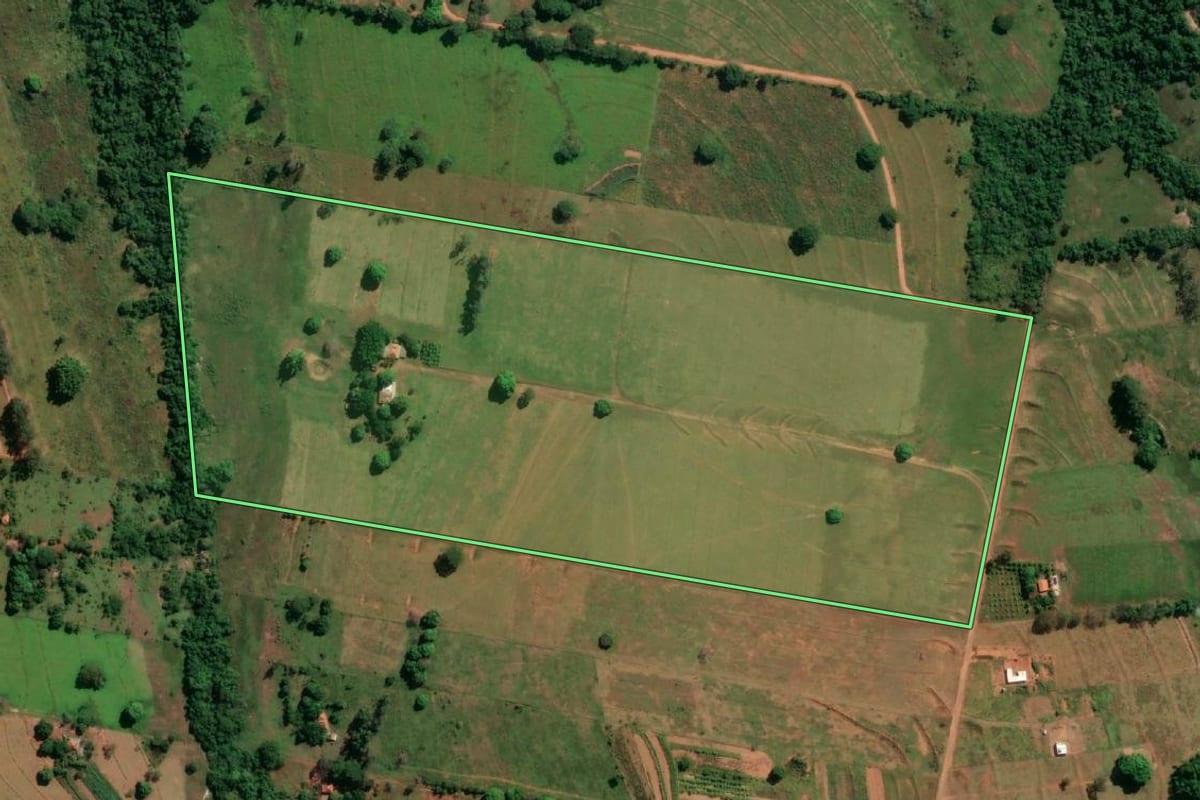 Imagem de satélite do imóvel rural em Indiana (SP), com o contorno declarado no CAR desenhado por cima.