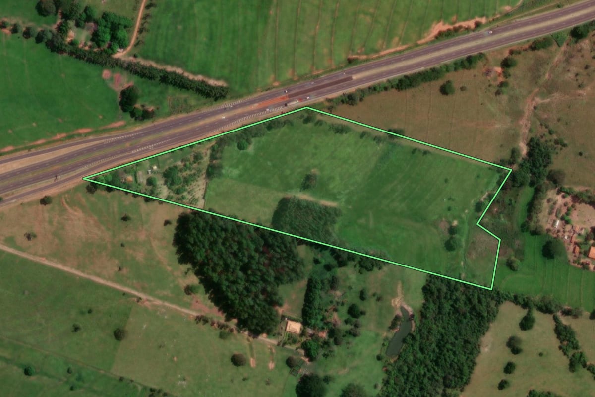 Imagem de satélite do imóvel rural em Indiana (SP), com o contorno declarado no CAR desenhado por cima.
