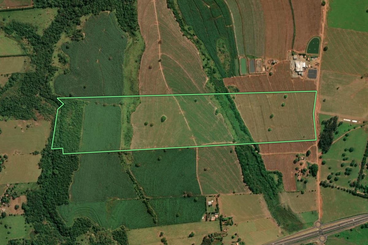 Imagem de satélite do imóvel rural em Indiana (SP), com o contorno declarado no CAR desenhado por cima.