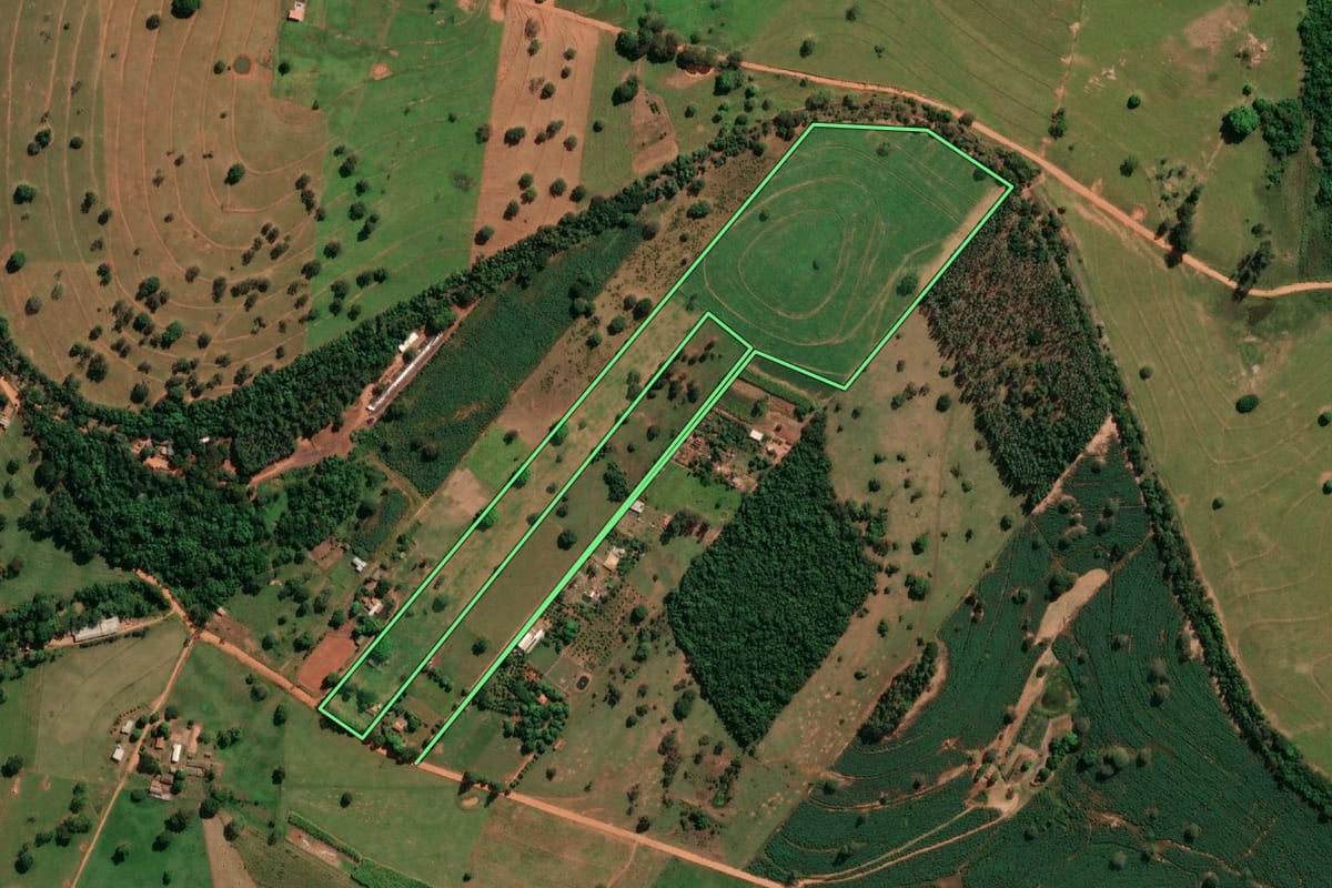 Imagem de satélite do imóvel rural em Indiana (SP), com o contorno declarado no CAR desenhado por cima.