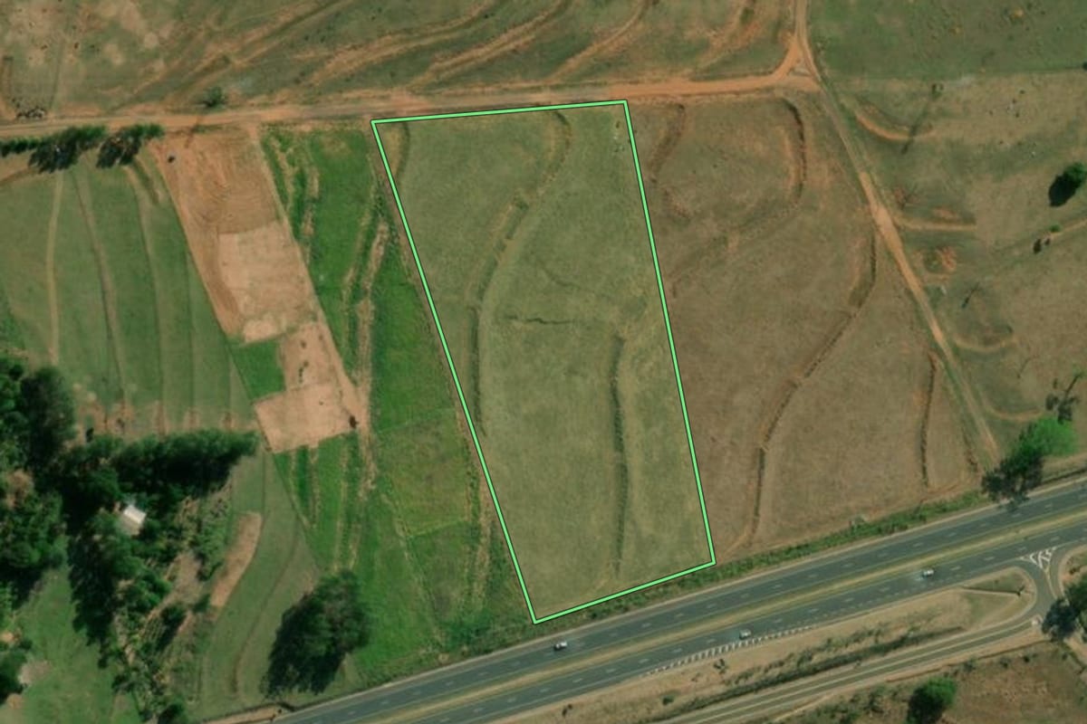 Imagem de satélite do imóvel rural em Indiana (SP), com o contorno declarado no CAR desenhado por cima.