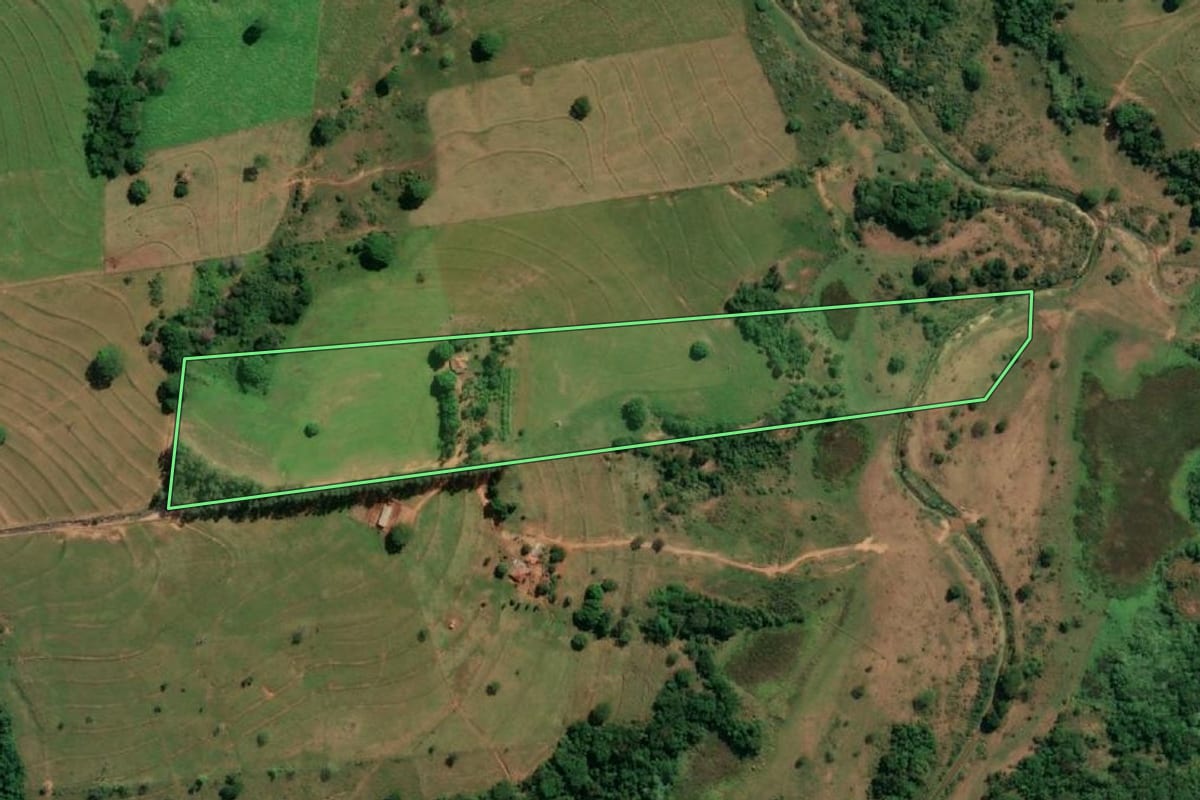 Imagem de satélite do imóvel rural em Indiana (SP), com o contorno declarado no CAR desenhado por cima.