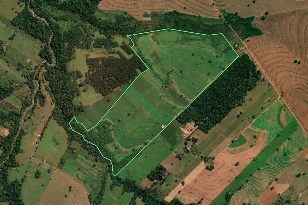 Imagem de satélite do imóvel rural em Indiana (SP), com o contorno declarado no CAR desenhado por cima.