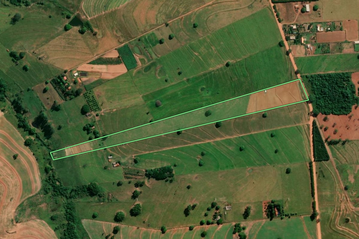 Imagem de satélite do imóvel rural em Indiana (SP), com o contorno declarado no CAR desenhado por cima.