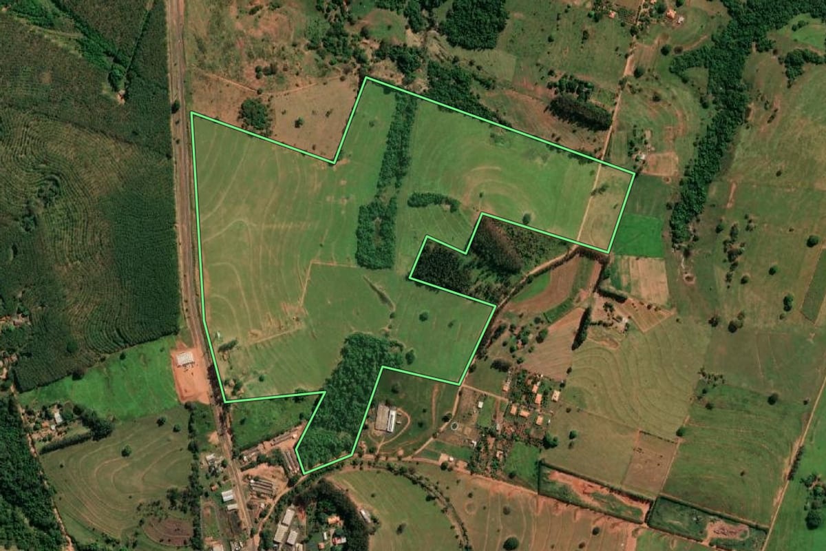 Imagem de satélite do imóvel rural em Indiana (SP), com o contorno declarado no CAR desenhado por cima.