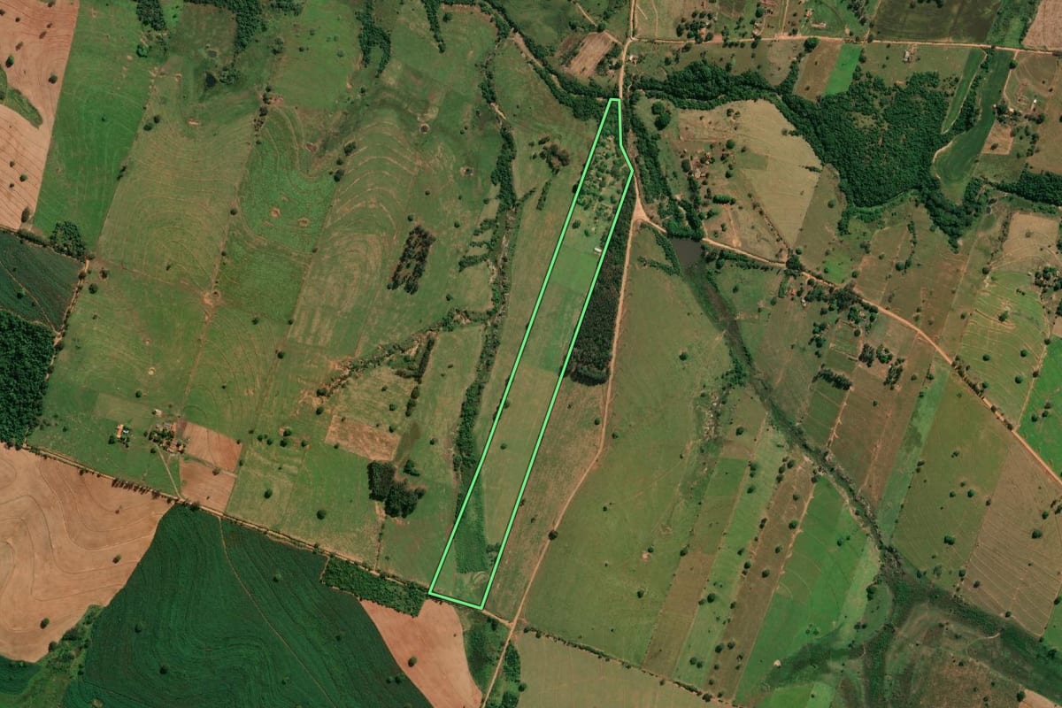Imagem de satélite do imóvel rural em Indiana (SP), com o contorno declarado no CAR desenhado por cima.