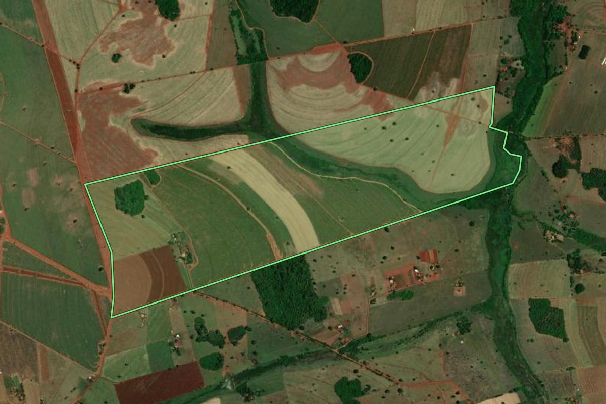 Imagem de satélite do imóvel rural em Indiaporã (SP), com o contorno declarado no CAR desenhado por cima.