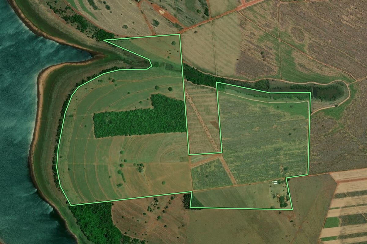 Imagem de satélite do imóvel rural em Indiaporã (SP), com o contorno declarado no CAR desenhado por cima.