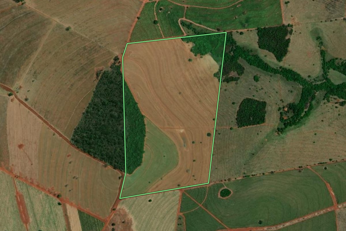 Imagem de satélite do imóvel rural em Indiaporã (SP), com o contorno declarado no CAR desenhado por cima.