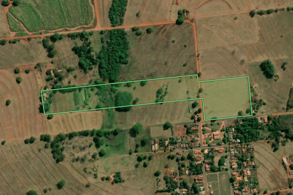 Imagem de satélite do imóvel rural em Indiaporã (SP), com o contorno declarado no CAR desenhado por cima.