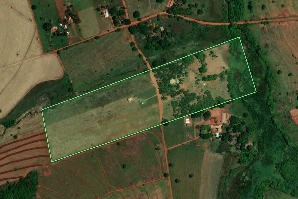 Imagem de satélite do imóvel rural em Indiaporã (SP), com o contorno declarado no CAR desenhado por cima.